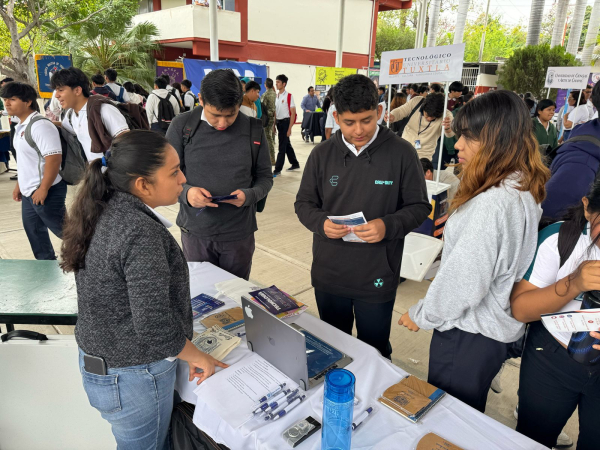 UNACH presenta oferta educativa a estudiantes del CETis 138